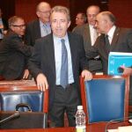 El consejero de Agricultura y Agua, Antonio Cerdá (centro), antes de intervenir en la Asamblea
