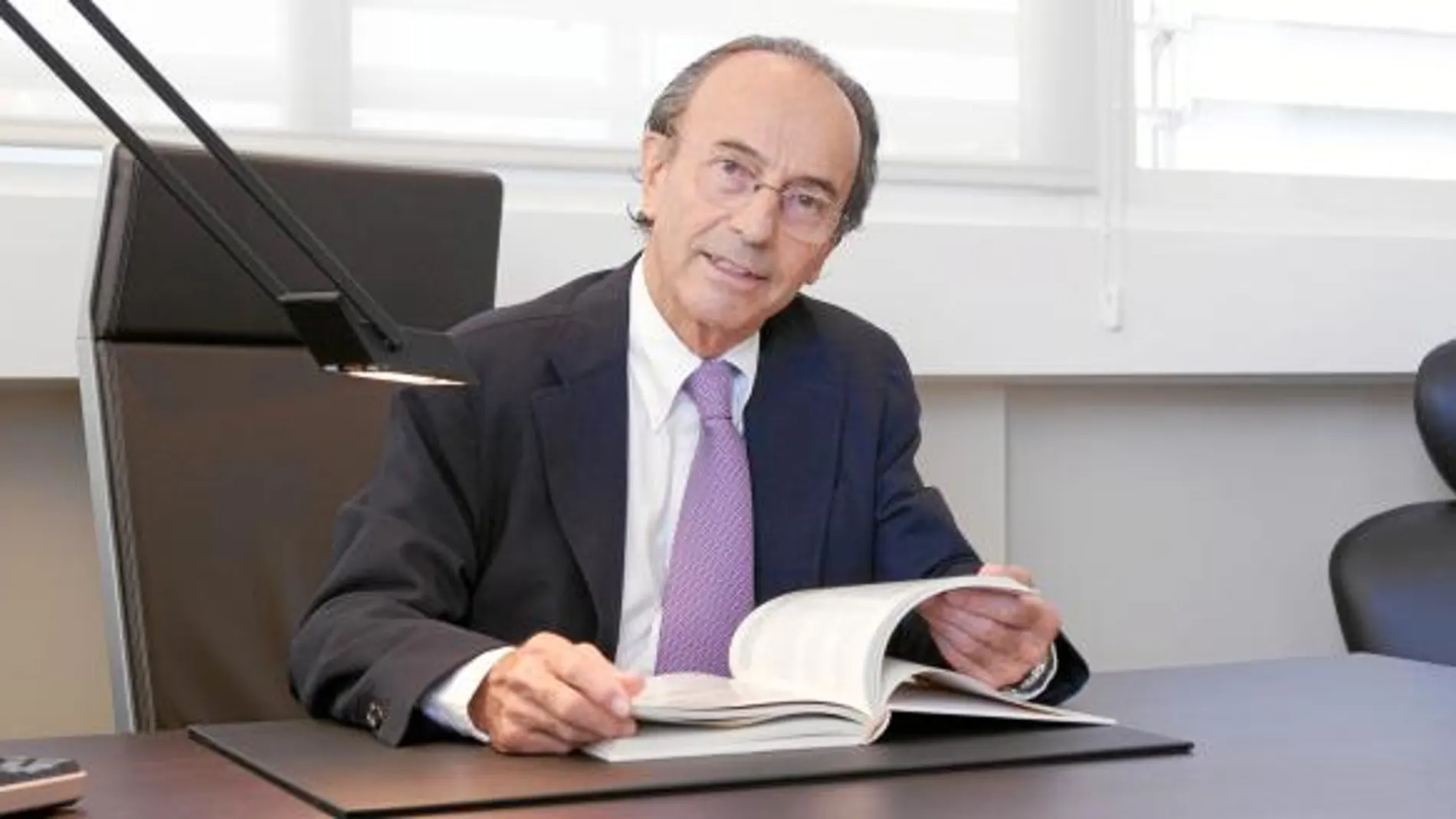 Miembro de la conocida saga de médicos catalanes, el profesor Santiago Dexeus dirige el Centro Ginecológico Santiago Dexeus en la Clínica Tres Torres de Barcelona.