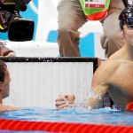 Phelps recibe la felicitación de su compañero y amigo Lochte, segundo en la prueba que ganó Michael