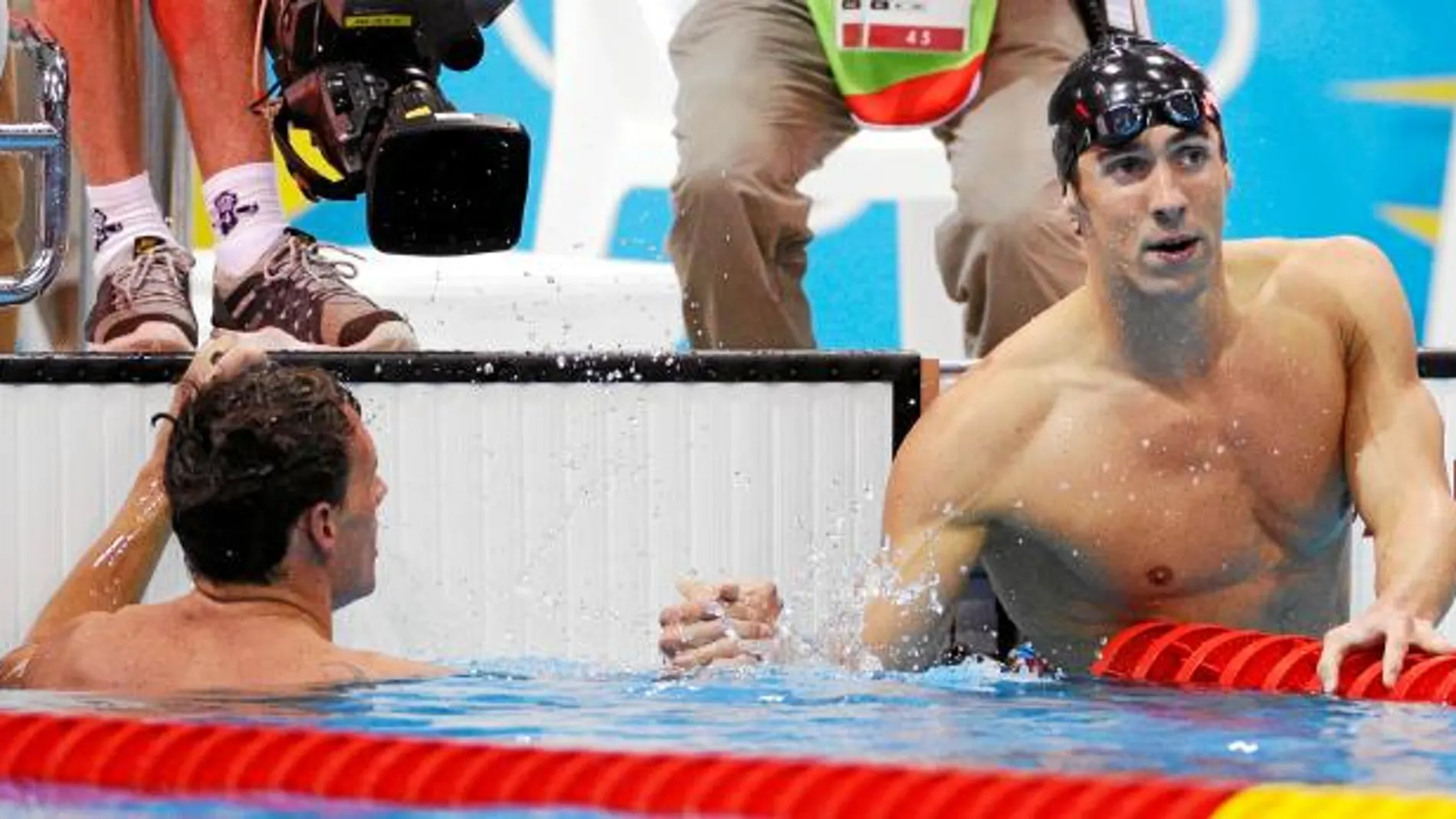 Phelps recibe la felicitación de su compañero y amigo Lochte, segundo en la prueba que ganó Michael