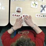 Una mujer, afectada de Alzheimer, realiza un ejercicio para combatir la enfermedad de la que aún no se tiene cura