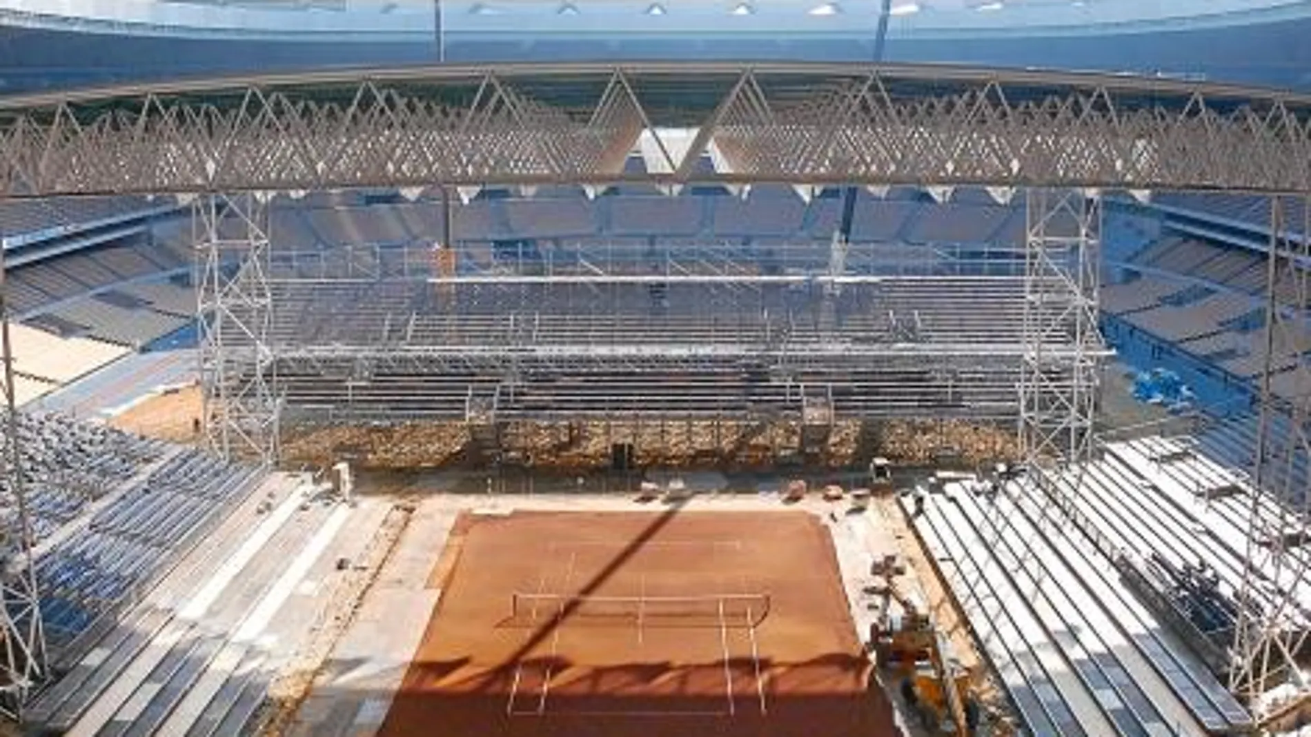 Una vista desde la grada del estadio de La Cartuja de la pista y la cubierta que se colocó en 2004 y después «se perdió»