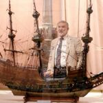 Experto en Felipe II. Geoffrey Parker, ayer en el Museo Naval de Madrid, ante una réplica de un barco español