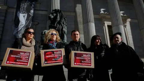 Familiares de Maribel el día que entregaron las firmas en el Congreso