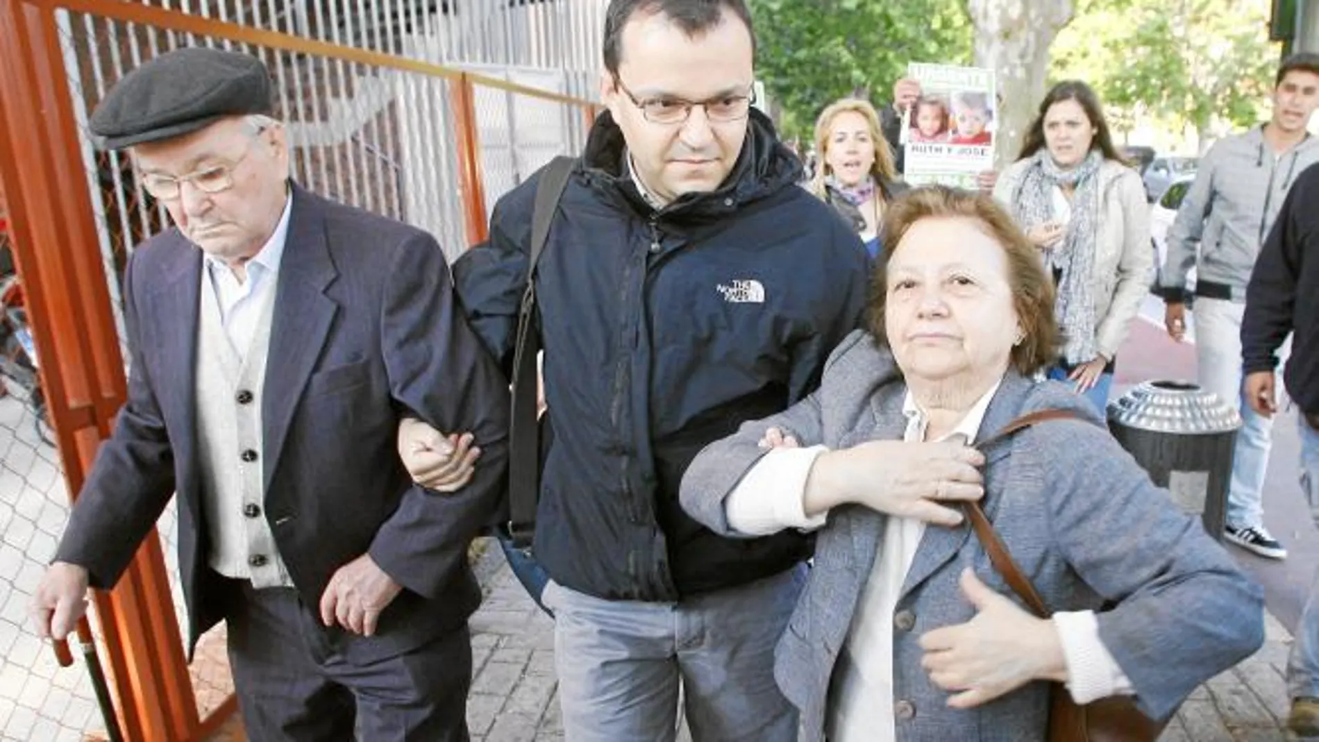 Rafael Bretón, escoltado por sus padres, a la entrada de los juzgados de Córdoba