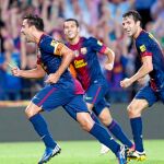 Xavi celebra su gol y Fàbregas y Pedro corren detrás para felicitarlo