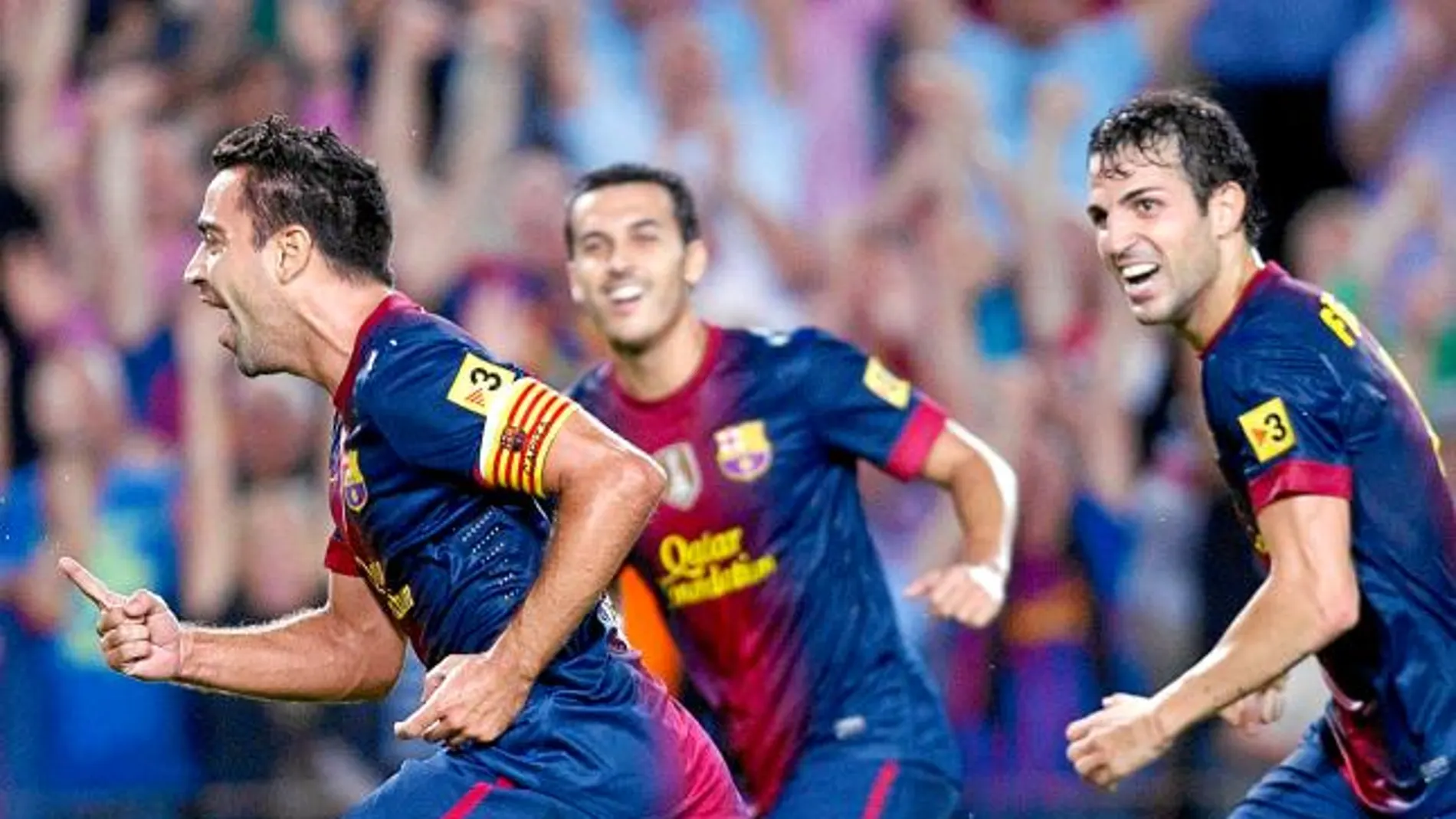 Xavi celebra su gol y Fàbregas y Pedro corren detrás para felicitarlo