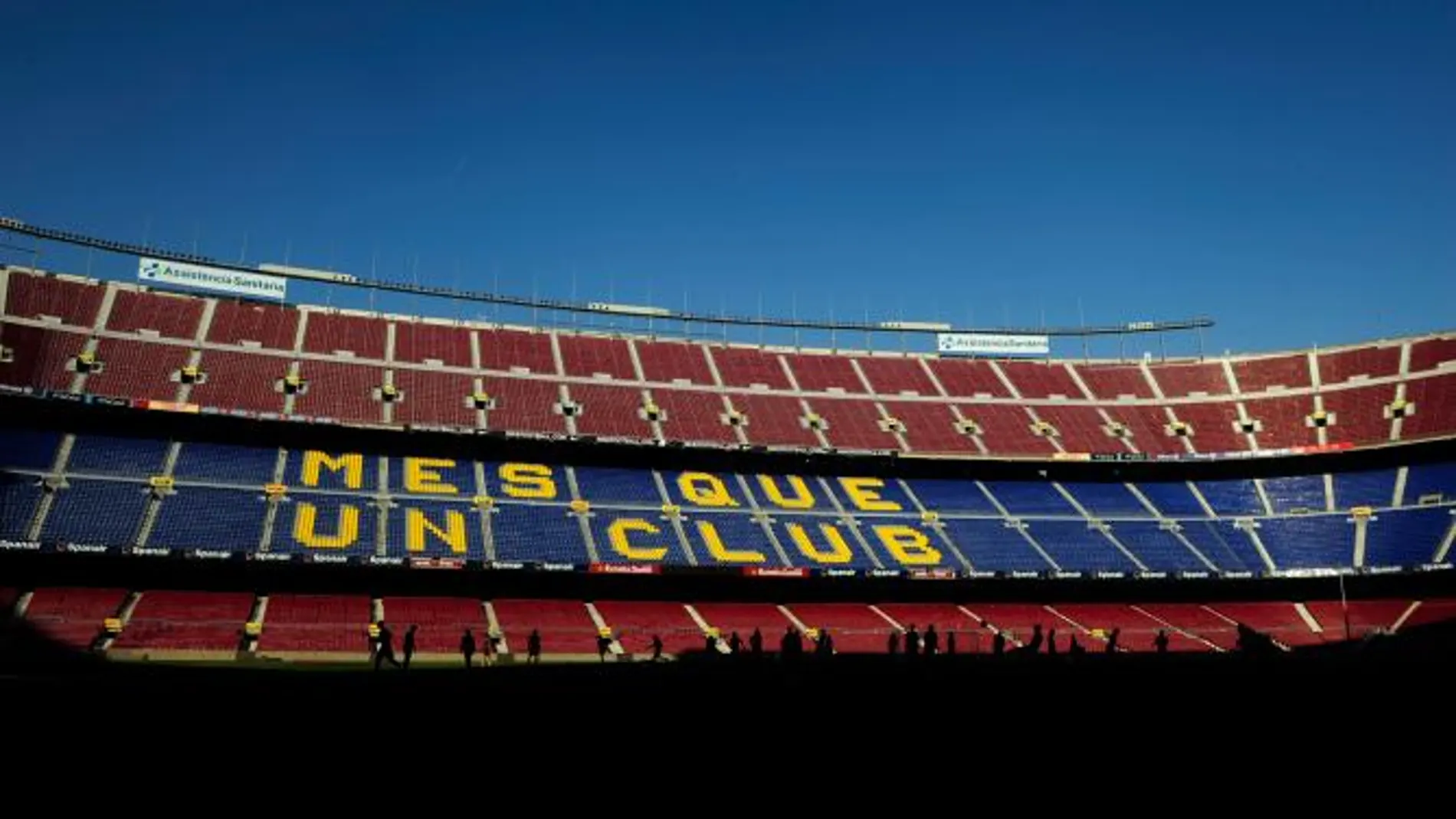 El Barça aprueba un Camp Nou sin humos y una grada de animación