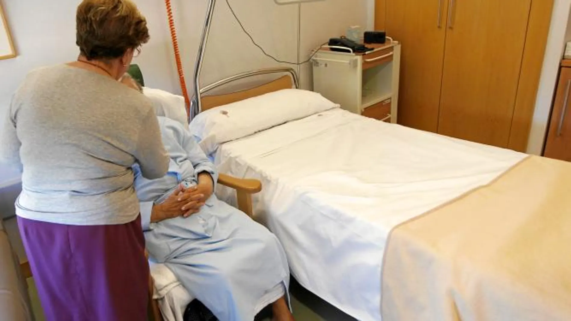 VALENCIA- La Conselleria de Sanidad puso ayer en marcha un Plan de optimización de camas hospitalarias en la Comunitat Valenciana que contempla el cierre de 262 camas, una medida de gestión coyuntural y «totalmente reversible» que puede suponer un ahorr