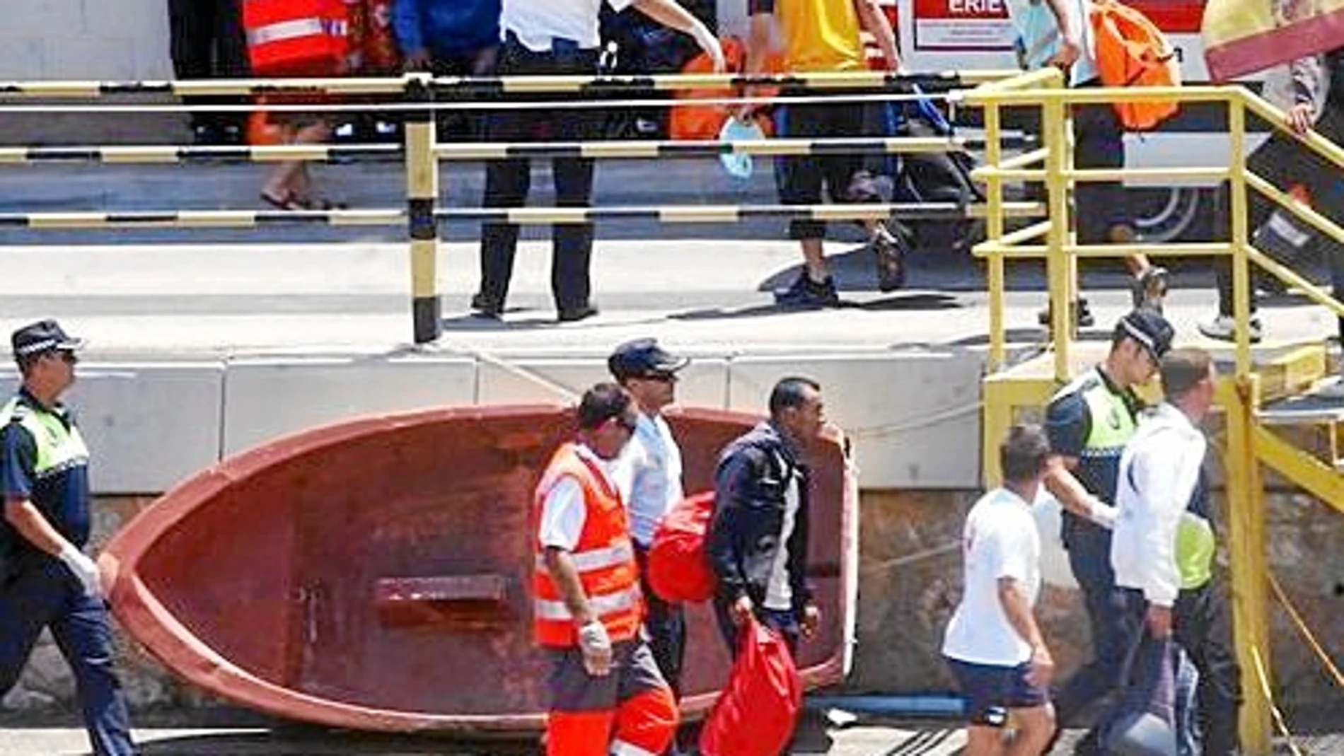 Foto de archivo de varios inmigrantes en el puerto de Cartagena, junto a la Guardia Civil