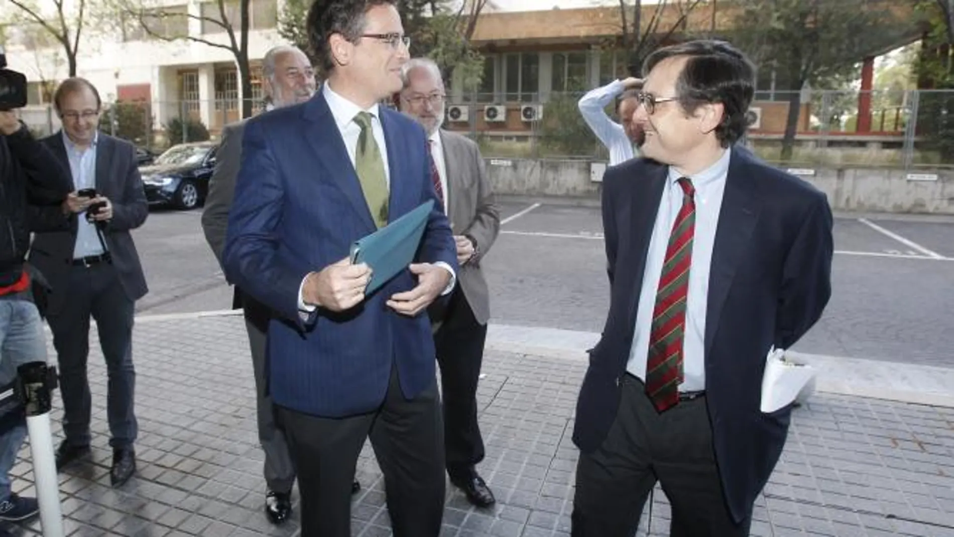 Basagoiti, con el director de LA RAZÓN, Francisco Marhuenda, a su llegada al periódico