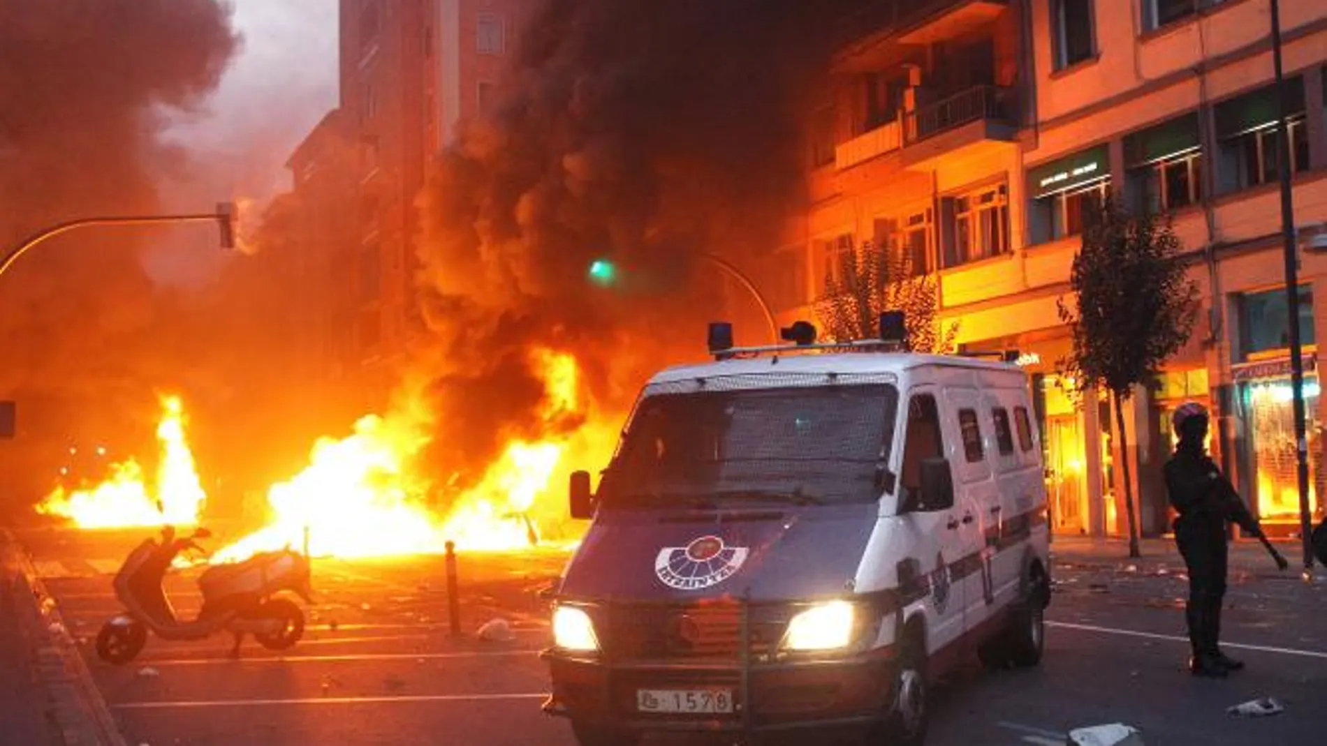 Numerosos daños en Bilbao por los disturbios por el derribo de un «local juvenil»