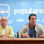 El senador popular Alberto Gutiérrez Alberca presenta la batería de medidas junto a Alfonso Centeno
