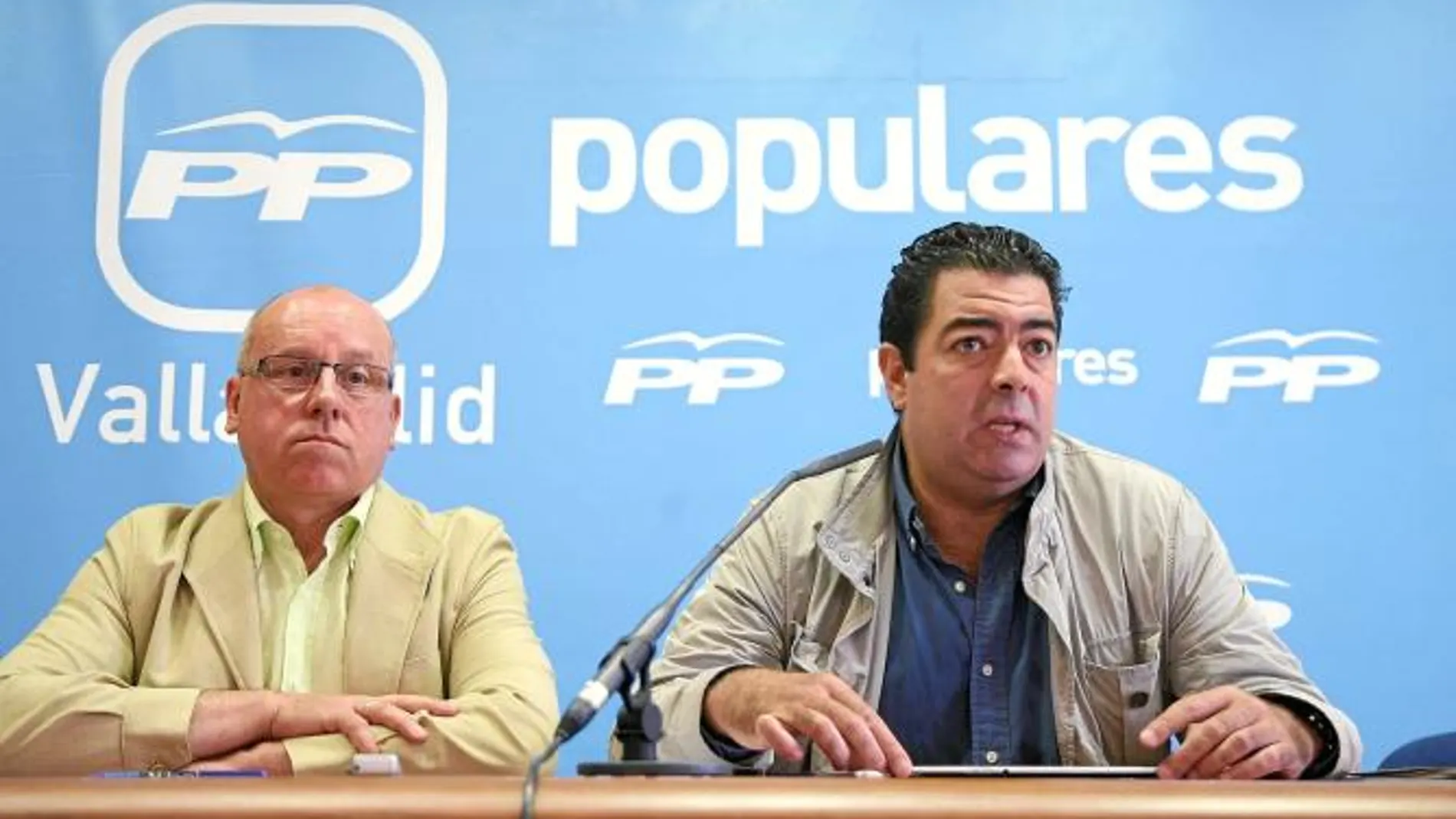 El senador popular Alberto Gutiérrez Alberca presenta la batería de medidas junto a Alfonso Centeno