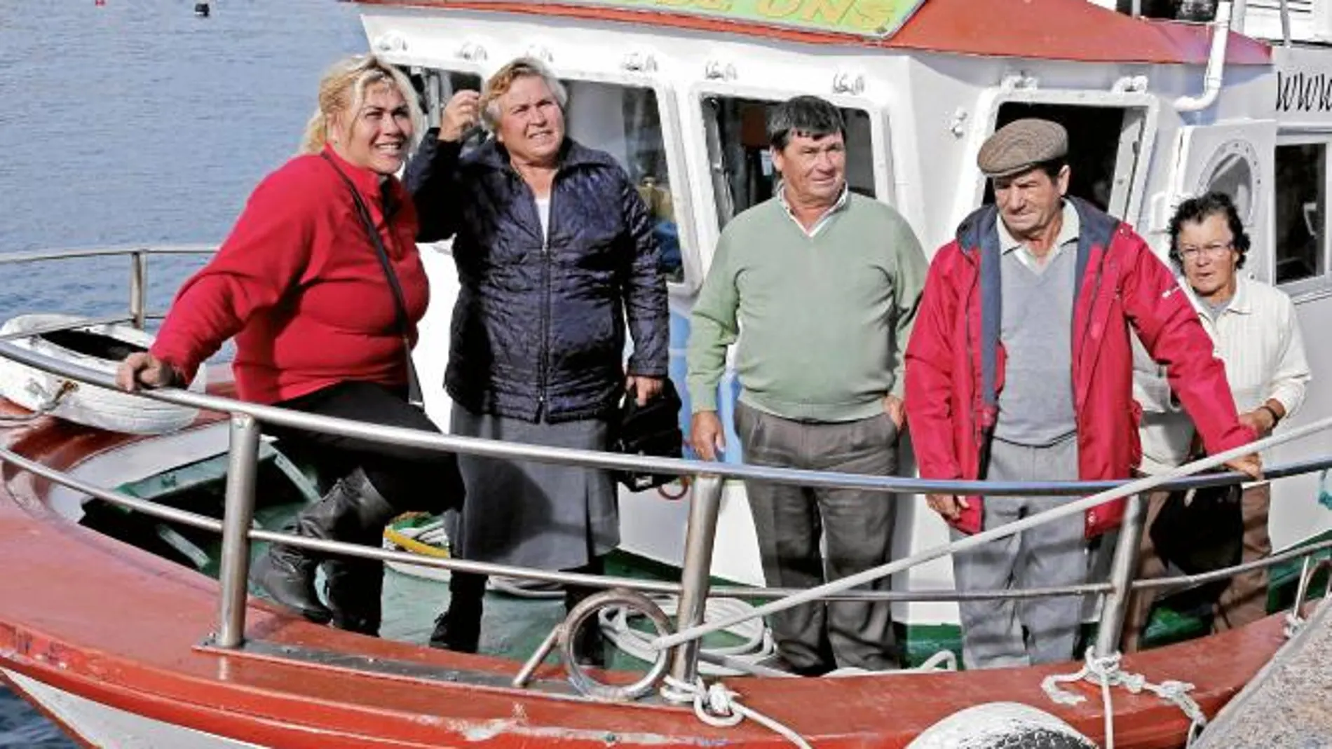 Cinco habitantes de la isla de Ons, antes de desembarcar en el puerto de Bueu para votar