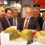 El ministro Cañete visitó el stand de la Región en Fruit Attraction