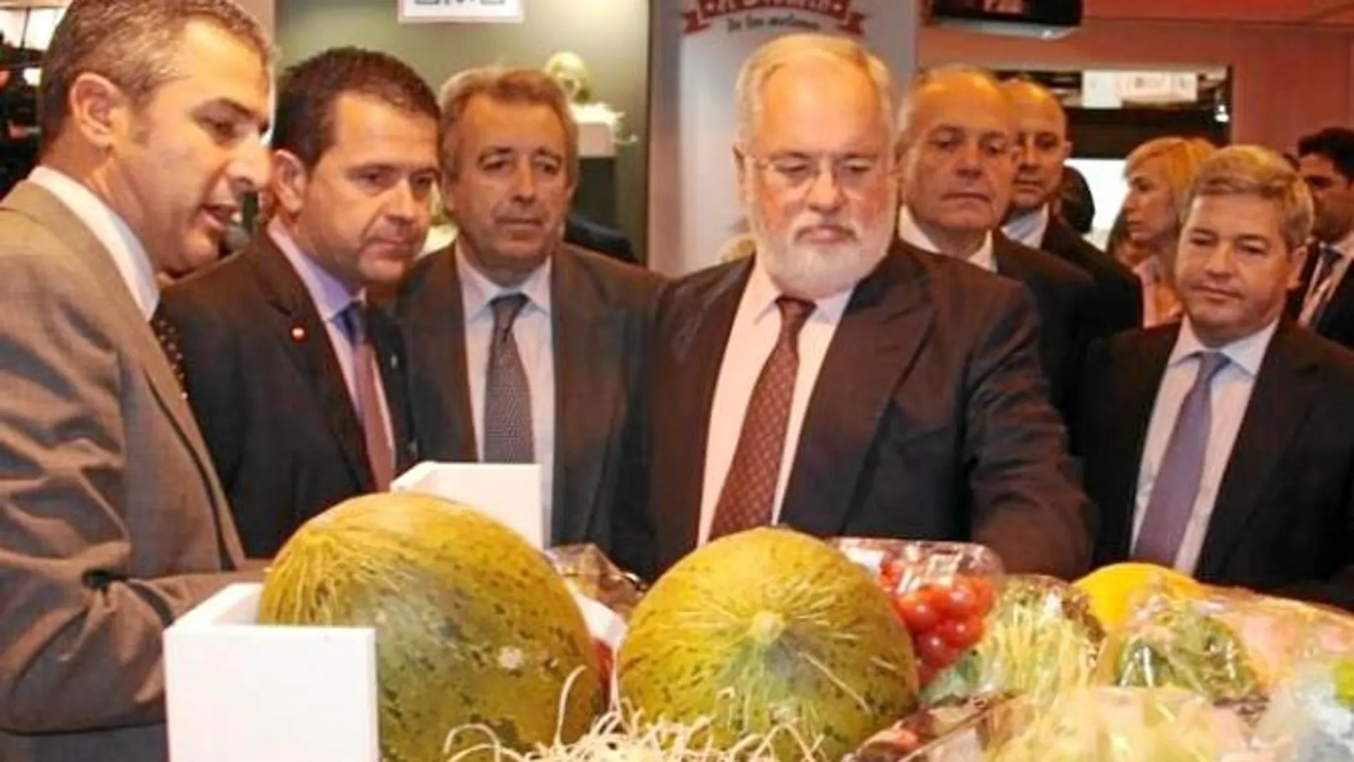 El ministro Cañete visitó el stand de la Región en Fruit Attraction