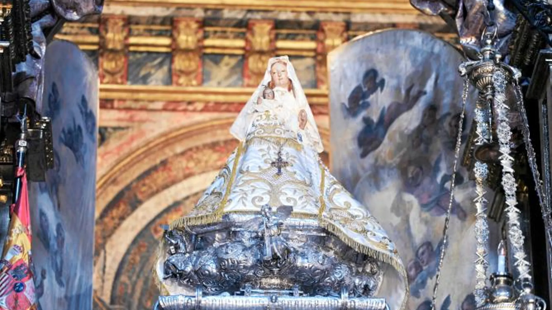 Roban la corona y efectos de la Virgen de la Fuencisla patrona de Segovia