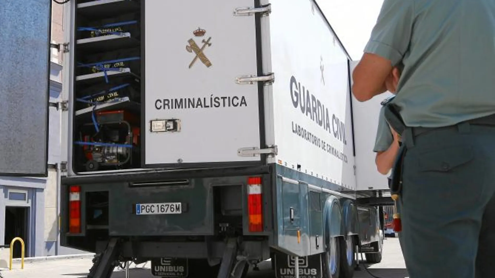 Dentro del vehículo (de once metros) hay sitio para la equipación de los agentes, material odontológico, máquinas para radiografías y fichas para tomar las huellas a los cadáveres