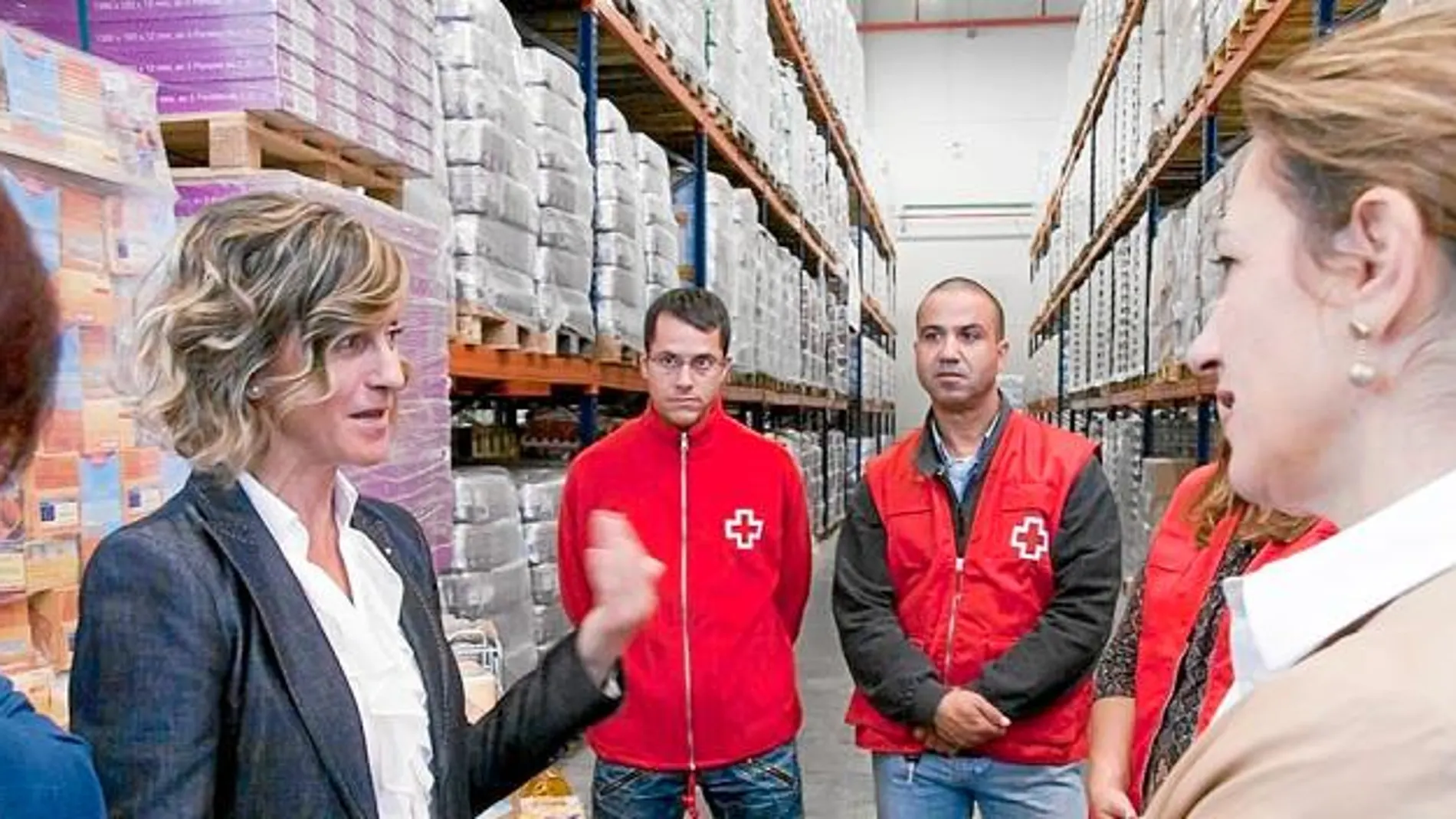 La delegada del Gobierno visitó ayer las instalaciones de Cruz Roja en Riba-Roja de Túria
