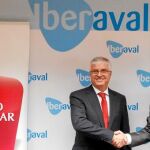 José Rolando Álvarez estrecha la mano de Antonio Pérez, del Popular