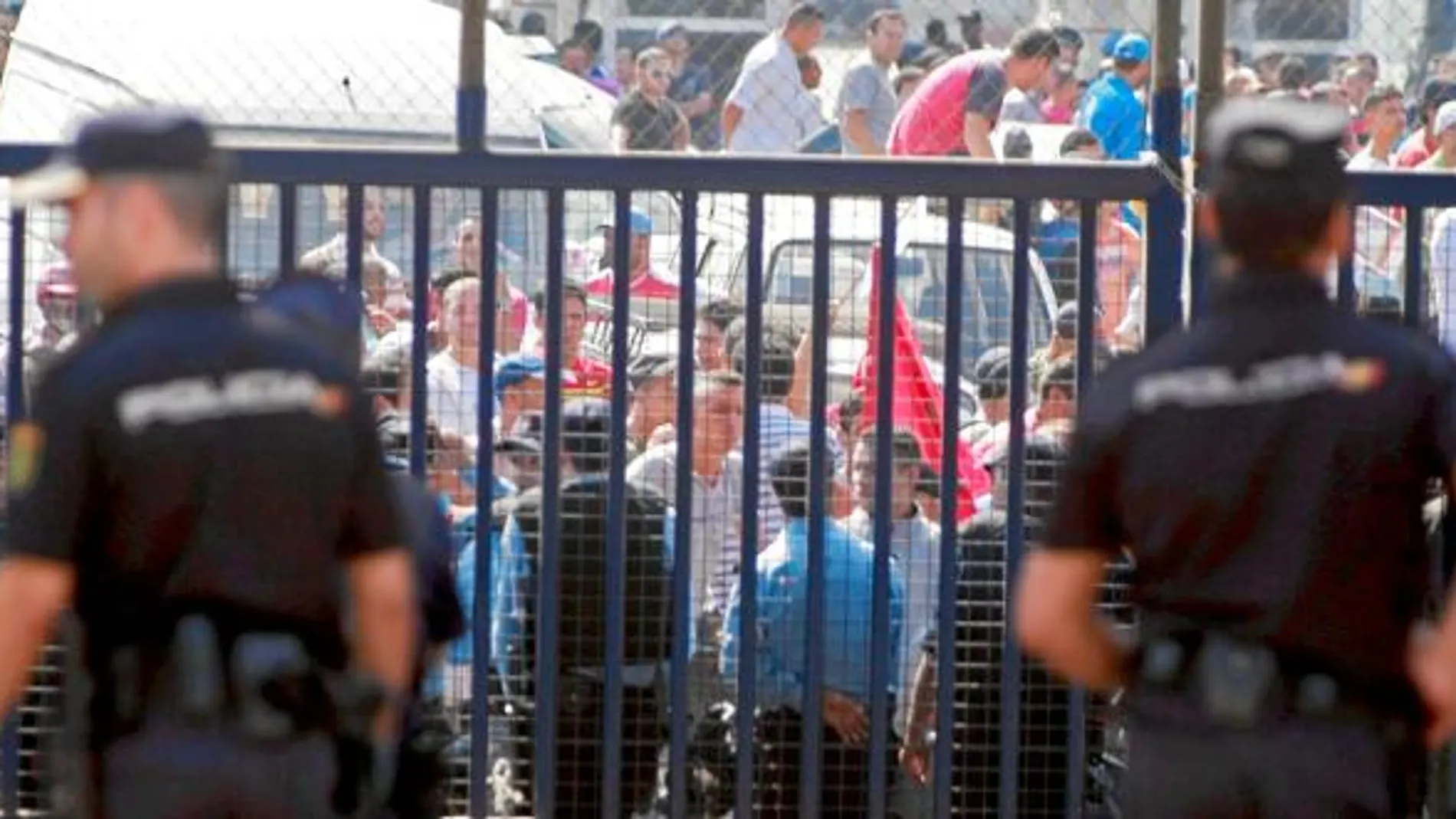 Cientos de personas quedaron bloqueadas ayer a ambos lados de la frontera de Melilla con Marruecos