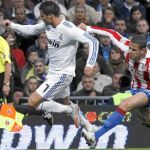 Cristiano Ronaldo intenta marcharse de Domínguez en el último derbi disputado en el Santiago Bernabéu