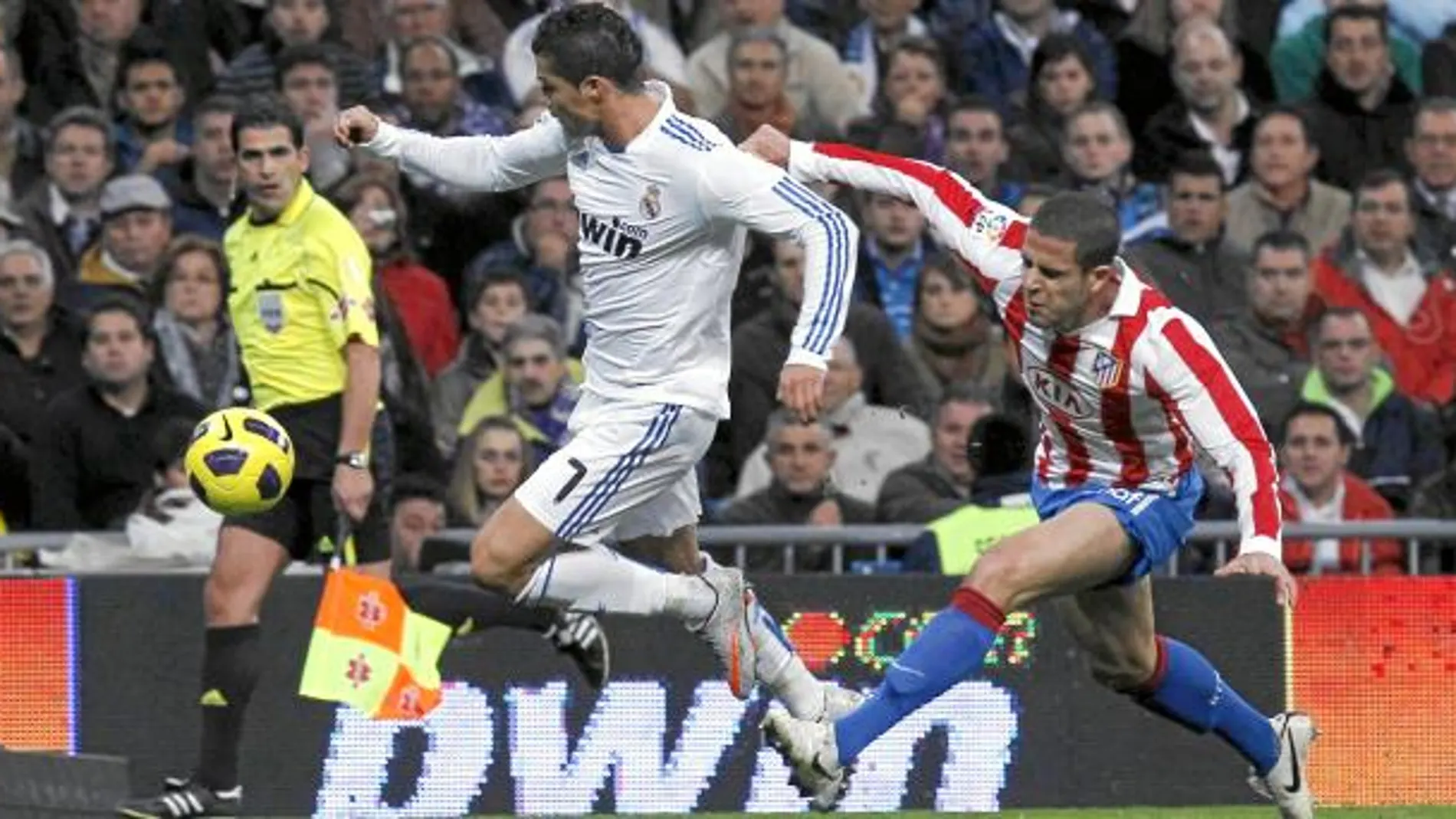 Cristiano Ronaldo intenta marcharse de Domínguez en el último derbi disputado en el Santiago Bernabéu