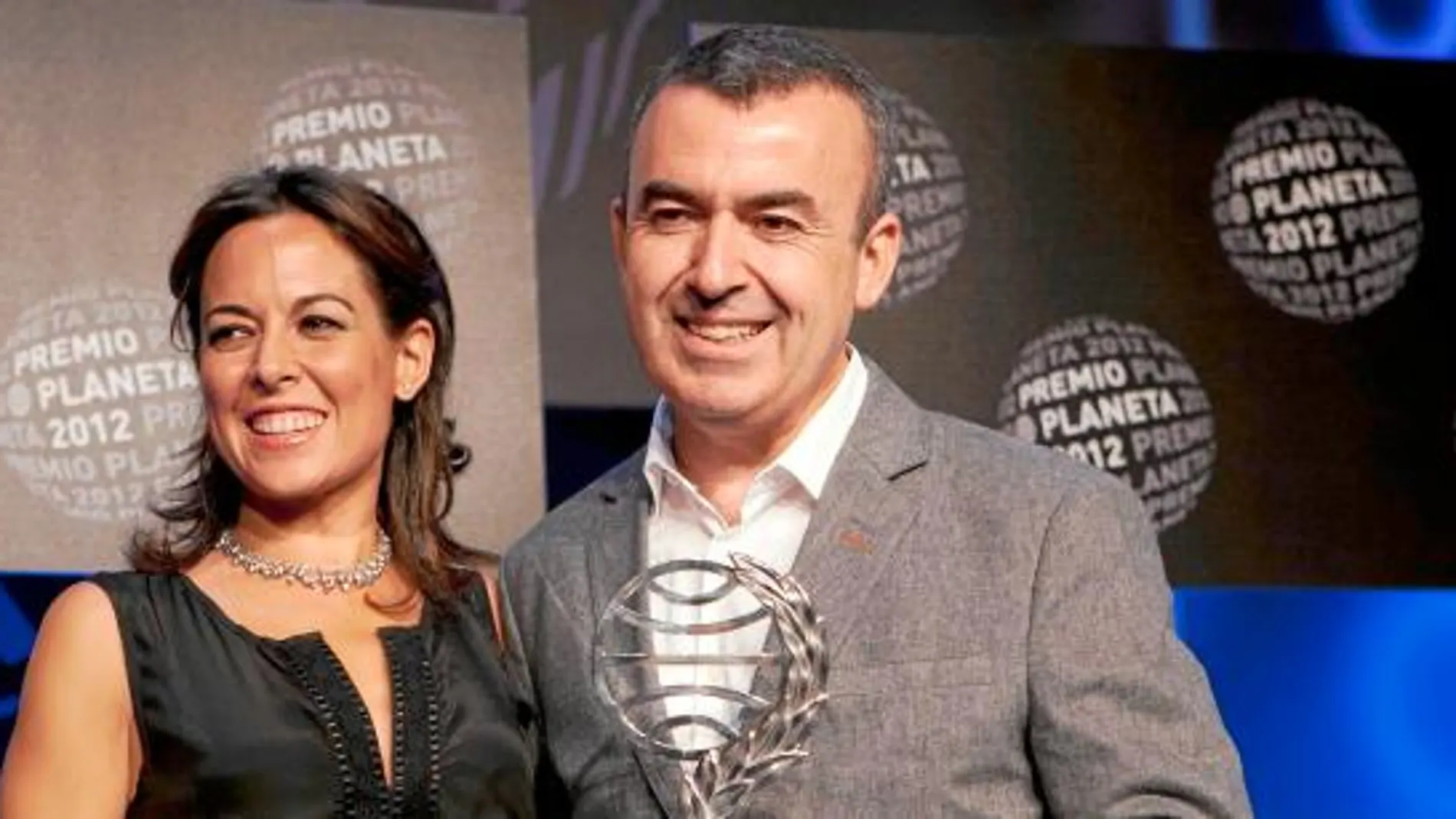 Lorenzo Silva, ganador, y Mara Torres, finalista, posan juntos en Barcelona después de que él recibiera el galardón