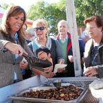 La candidata del PP a la presidencia de la Generalitat sirviendo castañas en L'Hospitalet de Llobregat