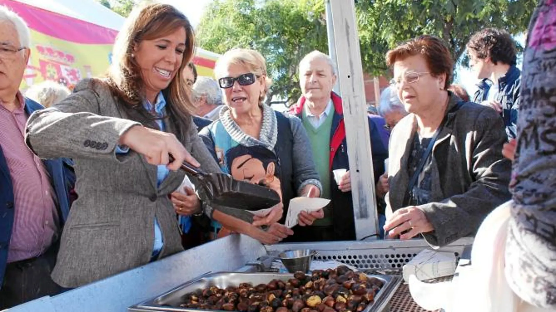 La candidata del PP a la presidencia de la Generalitat sirviendo castañas en L'Hospitalet de Llobregat