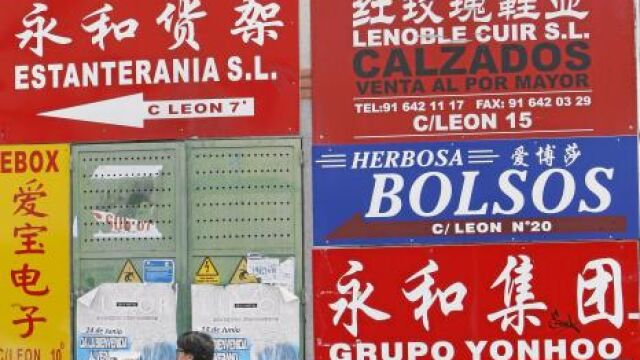 Una mujer pasea por el polígono de Cobo Calleja, ayer, en Fuenlabrada