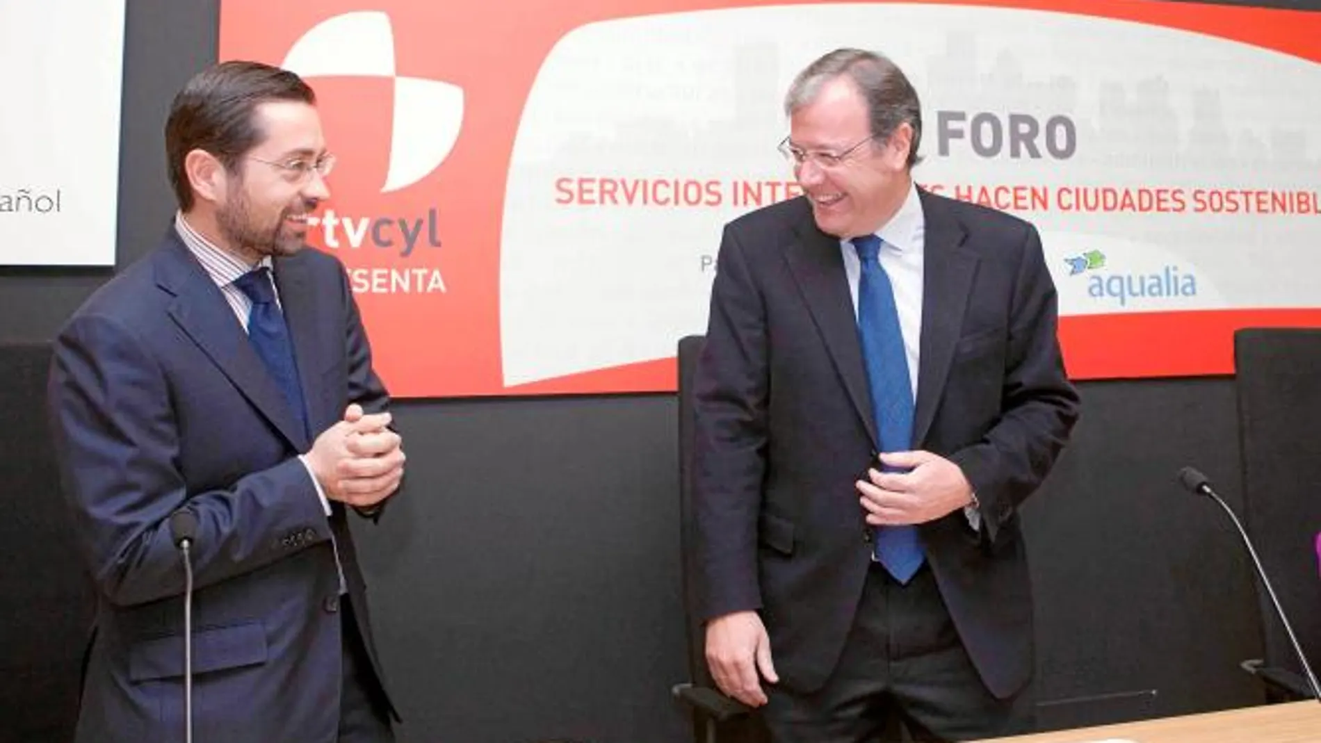 El consejero de Fomento y Medio Ambiente, Antonio Silván, saluda al director general de Rtvcyl, Eduardo Álvarez