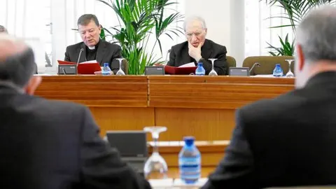 La ejecutiva de los obispos no entra en la sentencia del Tribunal en sí