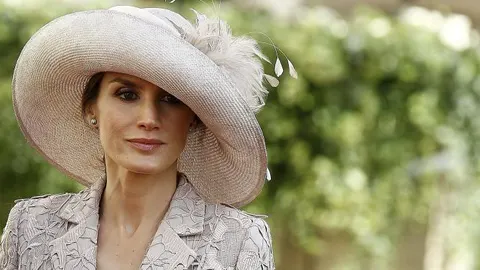 Imagen de Doña Letizia, con la pamela que cubría su cabeza