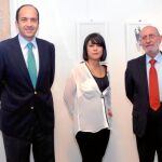 Borja Monzó, Gloria López Cleries y Román de la Calle en la inauguración de la exposición