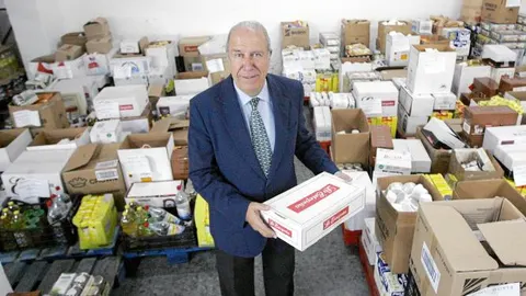 El presidente del Banco de Alimentos de Sevilla, Juan Pedro Álvarez, en el almacén de la entidad situado en los bajos del paseo Marqués de Contadero