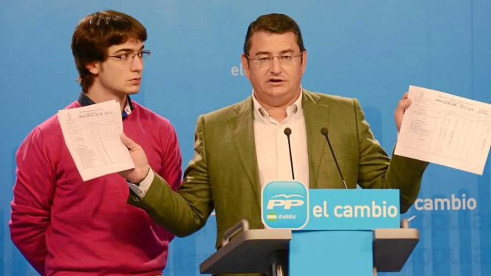 Luis Paniagua, presidente de NN GG y Antonio Sanz, ayer en la sede del partido