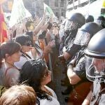 INDIGNACIÓN Personal sanitario protesta ante el cordón policial situado a las puertas del Instituto Catalán de la Salud