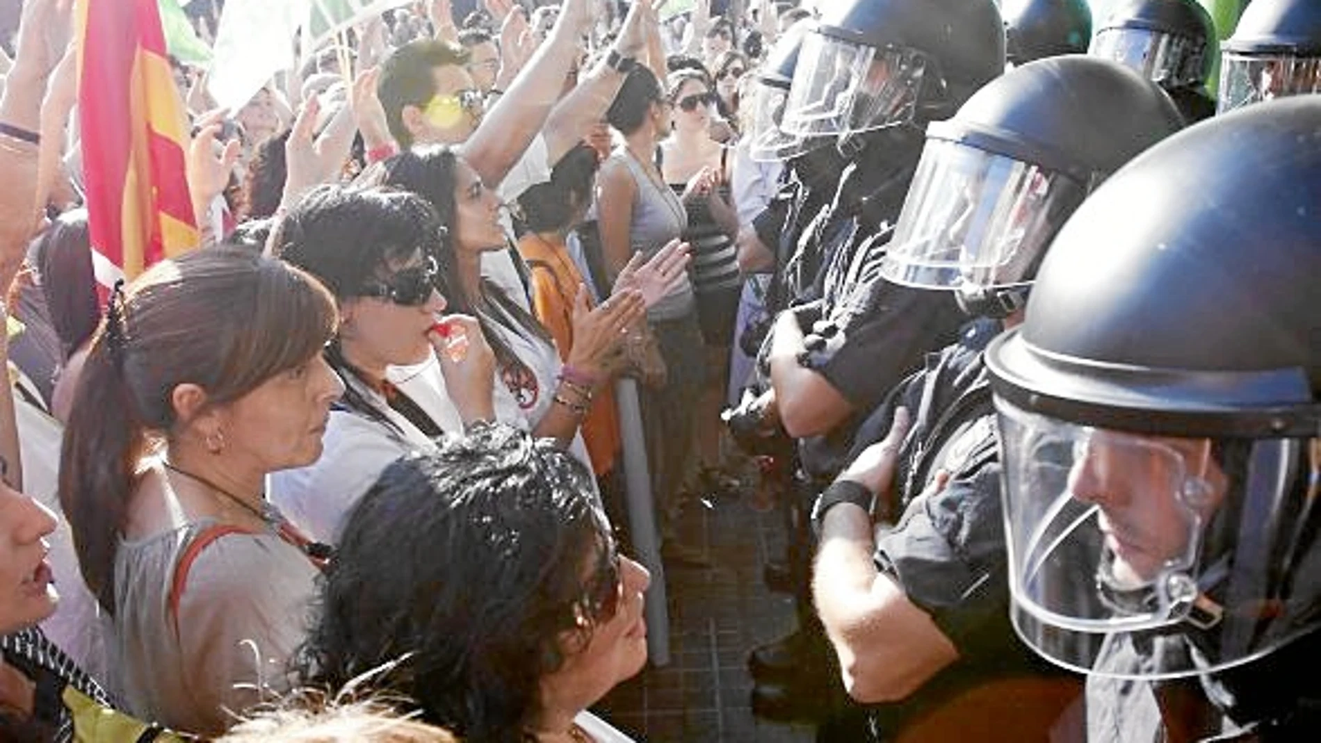 INDIGNACIÓN Personal sanitario protesta ante el cordón policial situado a las puertas del Instituto Catalán de la Salud