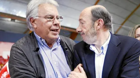 González abraza a Rubalcaba en un momento del mitin de ayer