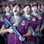 Soldados de la nueva unidad entonan el himno en Caracas ante el caudillo