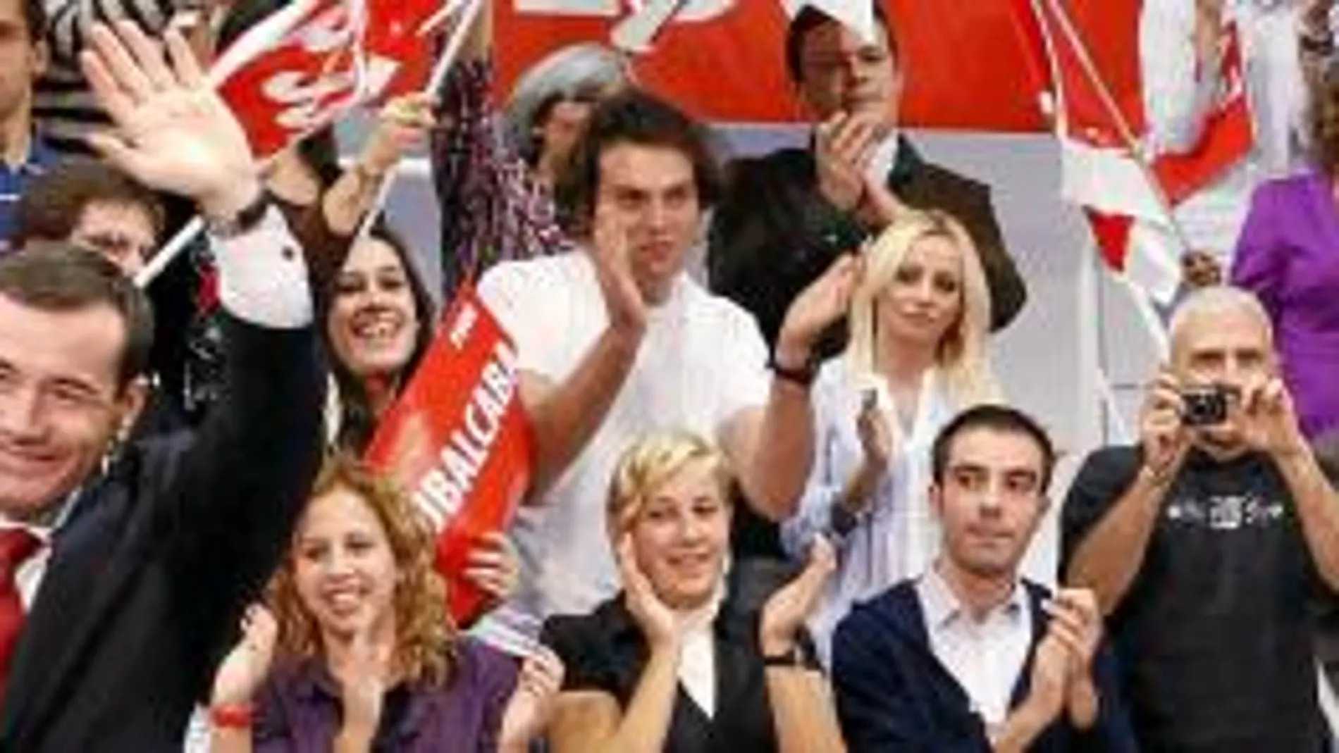El candidato socialista participó anoche en Alcalá De Henares en un mitin donde le acompañó su ex contrincante por las listas de Madrid, Tomás Gómez