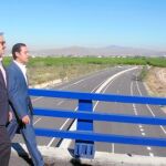 José María Sánchez, Andrés Ayala y José Gabriel Ruiz visitaron ayer la denominada «autovía del bancal» para denunciar el maltrato socialista a la Región en materia de infraestructuras