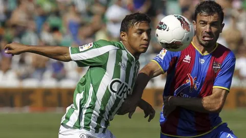 JEFFERSON MONTERO Y JAVI VENTA pugnan por el balón en un momento del choque de ayer en el Benito Villamarín