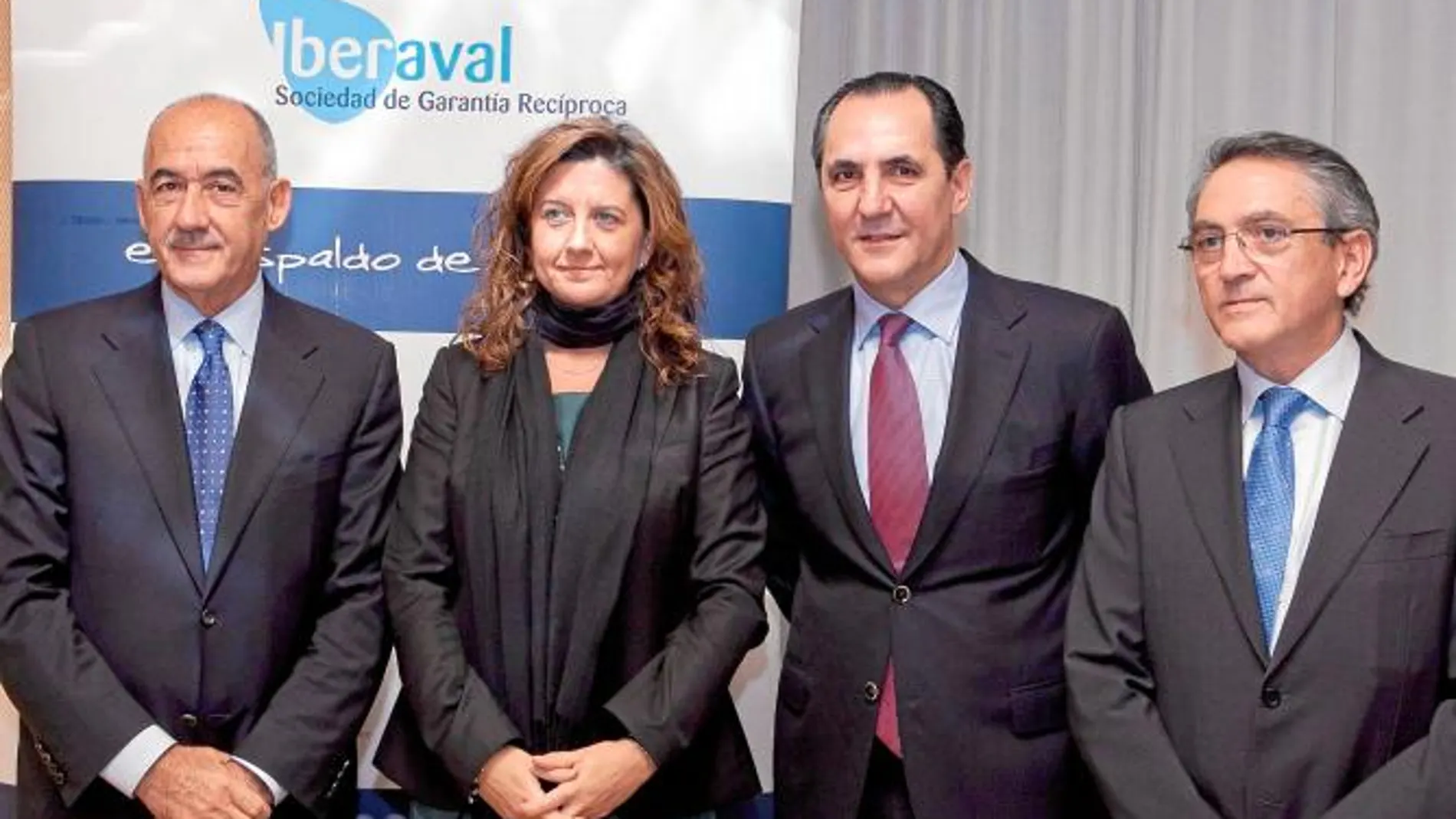 De izquierda a derecha, José María Ayala, Begoña Hernández, José Rolando Álvarez y Ginés Clemente, tras la firma del acuerdo alcanzado ayer por el ICO e Iberaval