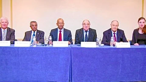 Chris Maccabe, Satish Nambiar, Ram Manikkalingam, Ronnie Kasrils, Ray Kendall y Fleur Ravensbergen