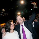 El líder liberal demócrata, Nick Clegg, junto a su mujer, Miriam González, ayer en la clausura del congreso del partido en Brighton