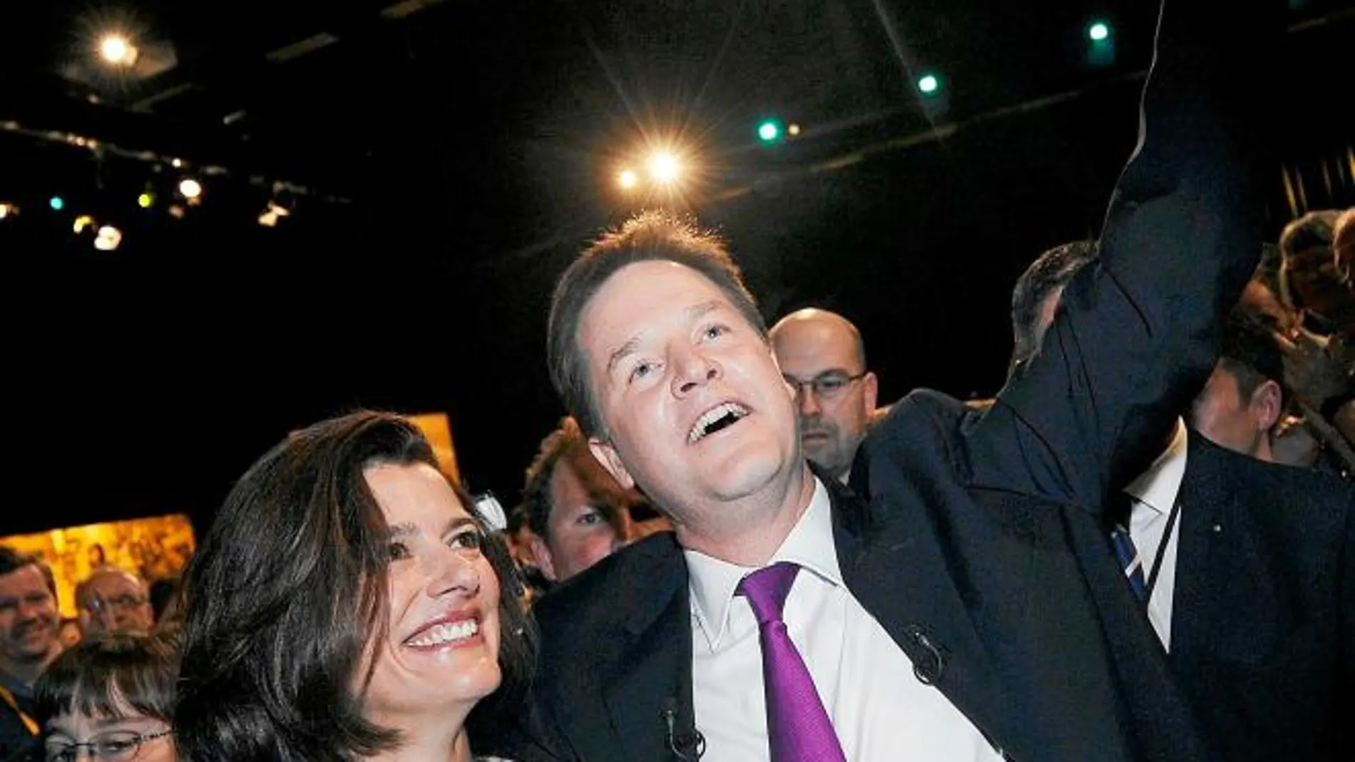 El líder liberal demócrata, Nick Clegg, junto a su mujer, Miriam González, ayer en la clausura del congreso del partido en Brighton