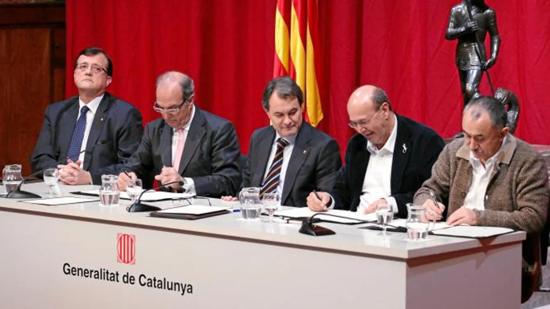 El acuerdo, aprobado por la Generalitat, los sindicatos y Fomento del Trabajo, quiere ser la referencia de la futura reforma laboral